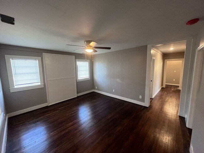 Building Photo - PRICE REDUCED!!