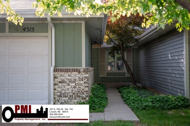 Building Photo - 4 Bedroom, 3 bathroom Duplex for rent