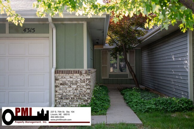 Foto del edificio - 4 Bedroom, 3 bathroom Duplex for rent