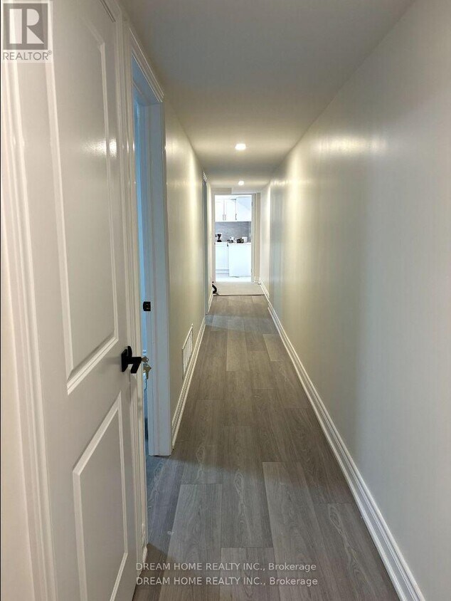Photo du bâtiment - 643-643 Bathurst St