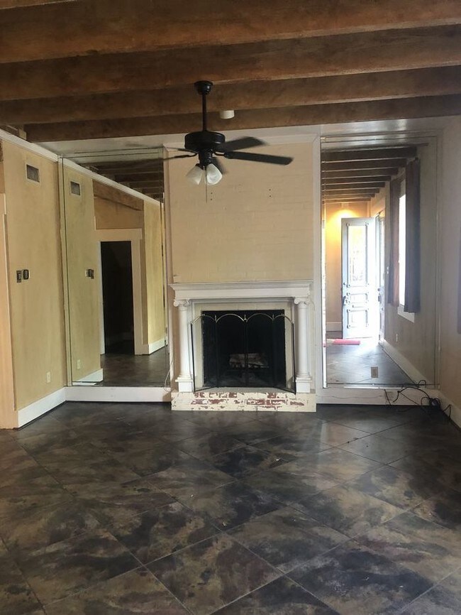 Building Photo - 2 Bedroom Townhouse in great location