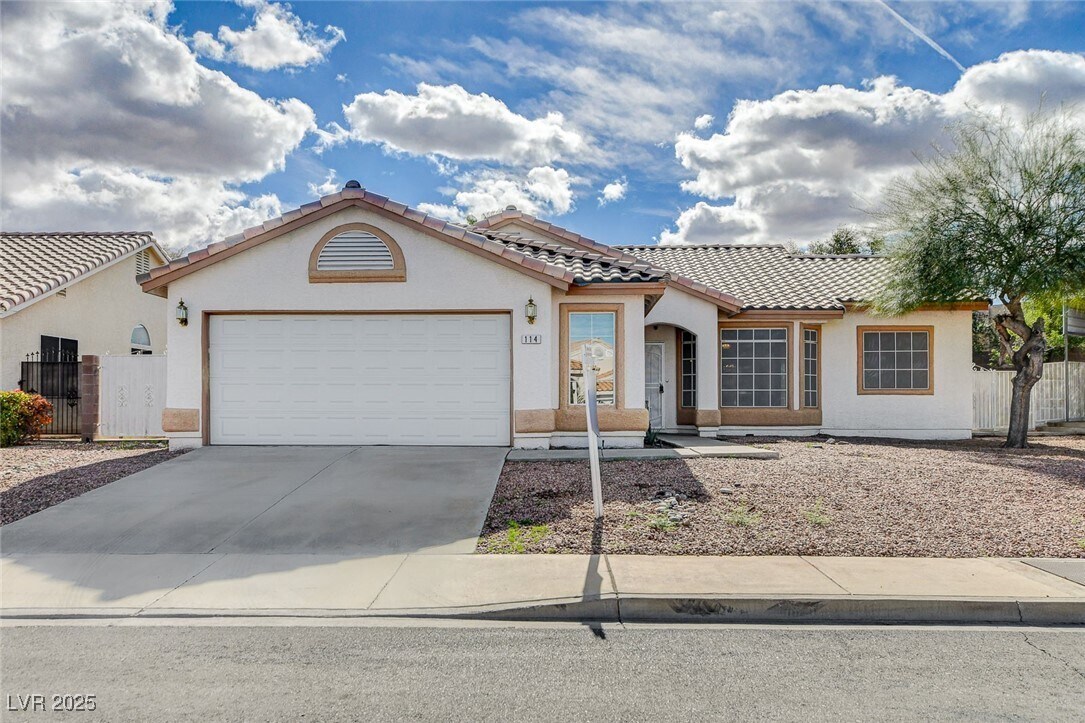 Foto principal - 114 E Tamarack Dr