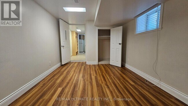 Photo du bâtiment - 905 Lansdowne Ave