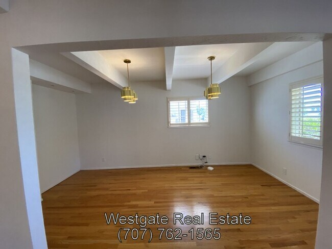 Building Photo - Beautiful West Petaluma 4/3 Home - 514 Bak...