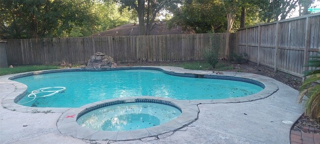 Foto del edificio - 4629 Cedar Oaks Ln
