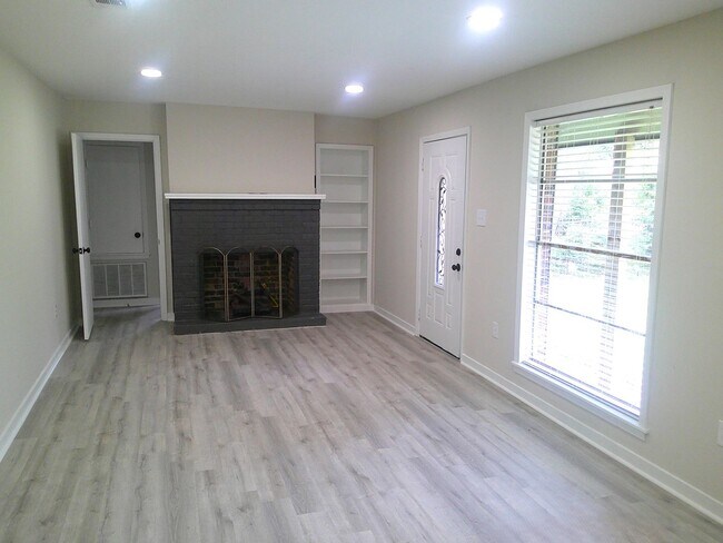 Foto del edificio - JUST REDUCED!!! PLUS****MOVE IN SPECIAL***...