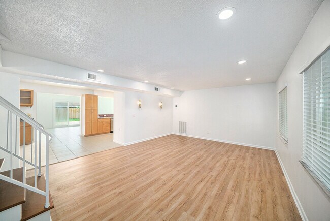 Foto del edificio - 4711 Travertine Dr