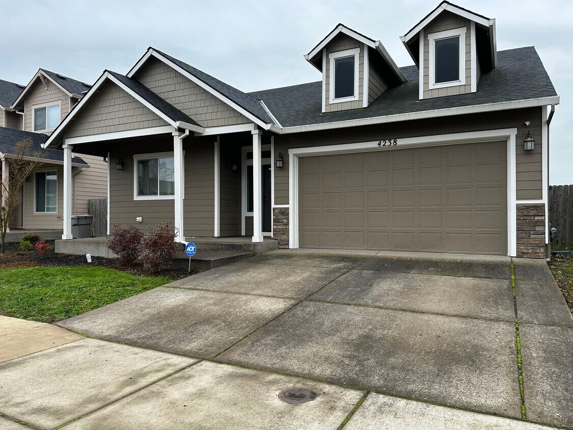 Foto principal - Very Nice 3 Bed 2 Bath Home With Vinyl Plank Flooring in NE Albany