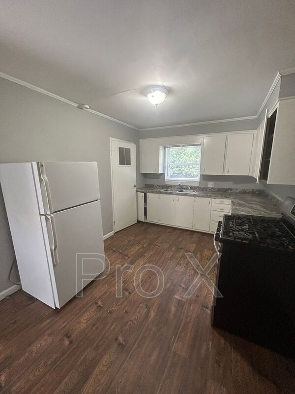 Building Photo - 400 Dyer St