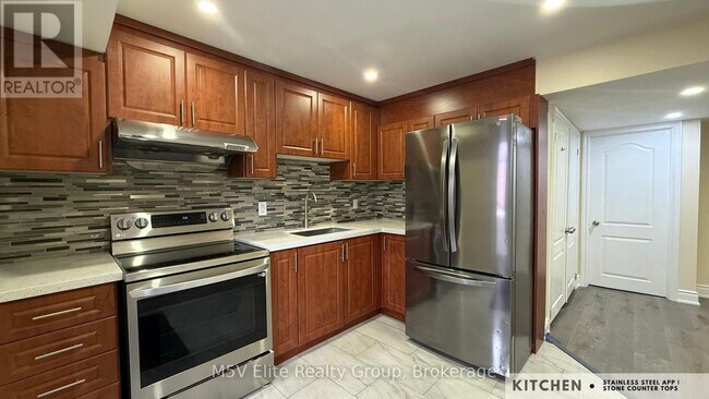 Photo du bâtiment - 140 Queen Mary Dr