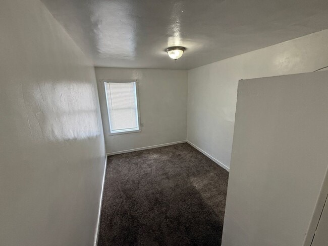 Foto del edificio - 2 Bedroom / 1 Bathroom Apartment in Madras Oregon