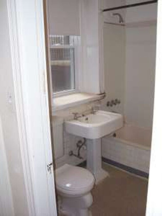 Foto del edificio - Packards Corner  Sunny front facing Studio  Hth HW inc Now or May Students ok RENOVATED