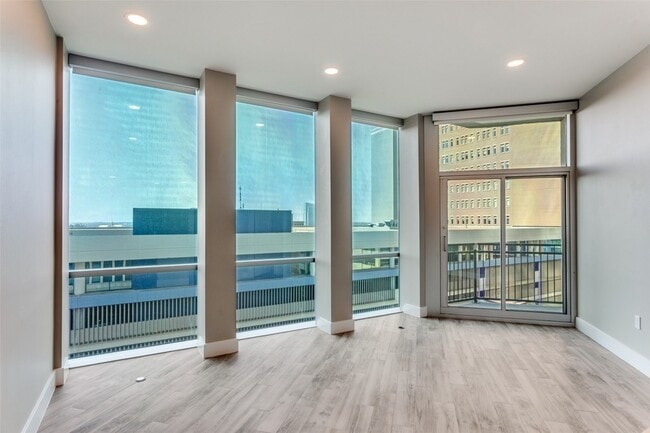 Building Photo - 500 Throckmorton St