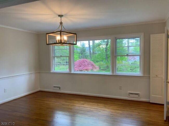 Building Photo - 261 Dale Dr