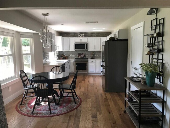 Building Photo - PRELEASING FOR JANUARY! 3/2 with Vinyl Flo...