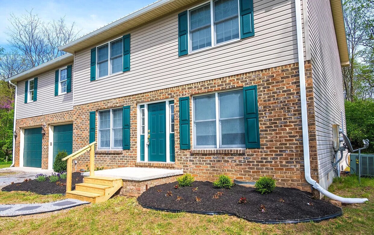 837 Queens Ct, Greencastle, PA 17225 Townhome Rentals in Greencastle