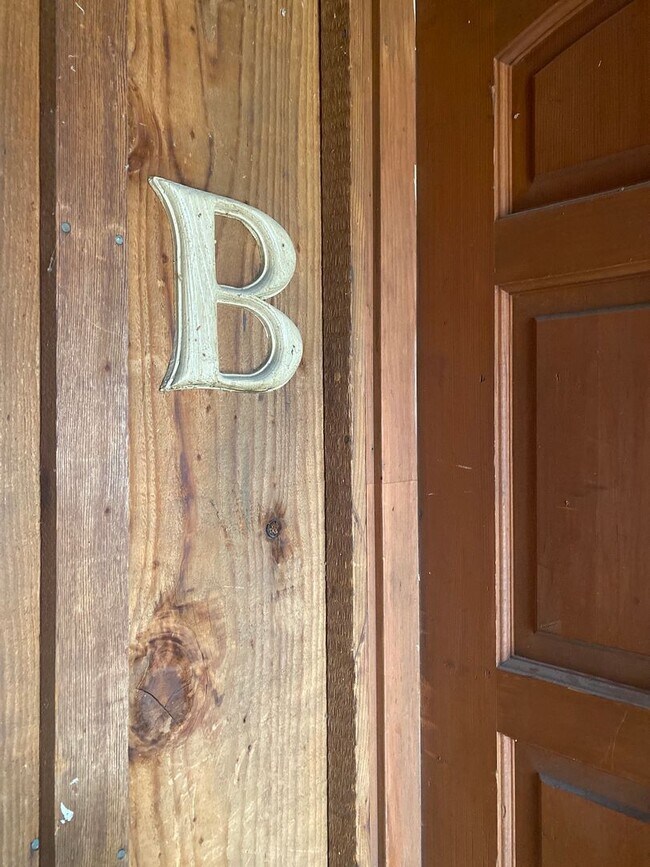 Foto del edificio - 2048 Swazey St