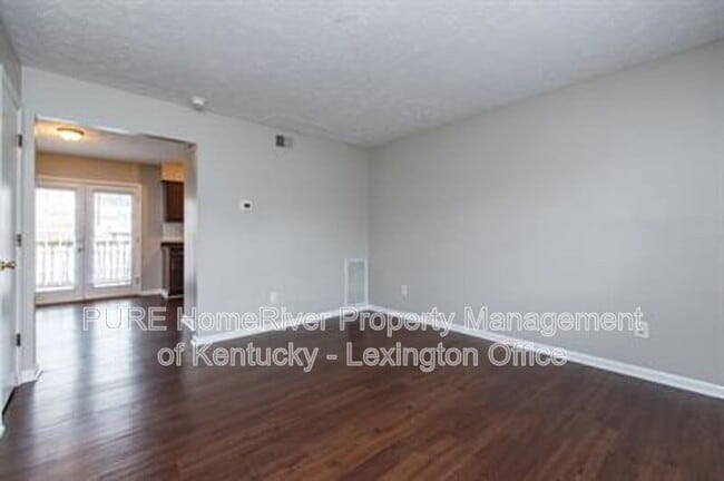 Building Photo - 209 Landings Dr