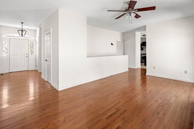 Foto del edificio - 13th MONTH FREE! Spacious Cape Cod-Style Home in South Asheville