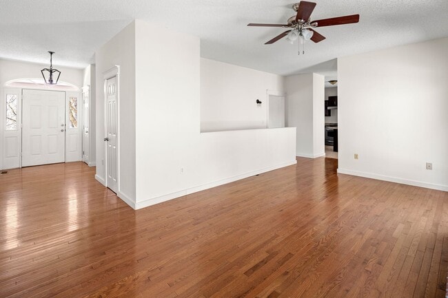 Building Photo - Spacious Cape Cod-Style Home in South Asheville