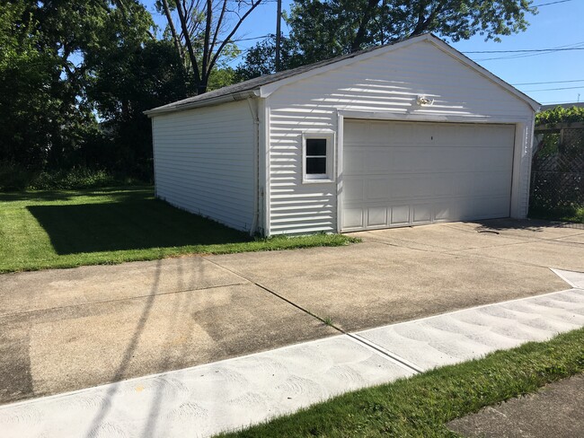 2 car garage - 2132 Tuxedo Ave