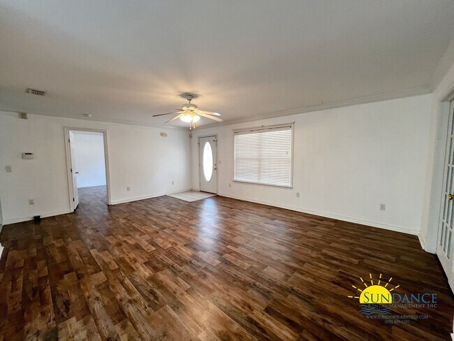 Foto del edificio - Crestview Home with Beautiful NEW back deck!