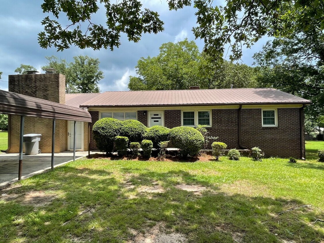 Foto principal - 3 BDRM 1 BA BRICK HOME IN RANDLEMAN, 1444 ...