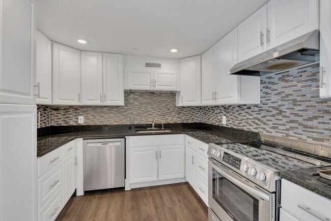 Foto del edificio - 6666 Brookmont Terrace