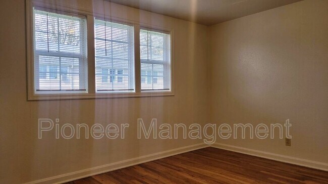 Building Photo - 1148 NE Freemont Ave