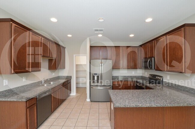 Building Photo - 880 S Utilis Dr
