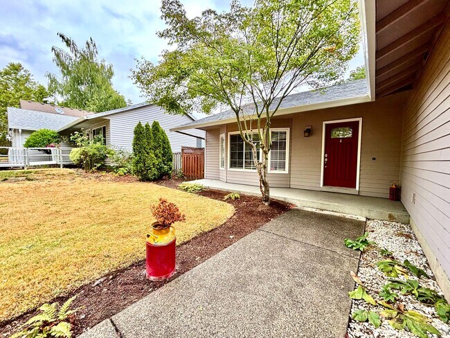 Building Photo - 3 Bedroom Fully Fenced Backyard and Pet Fr...