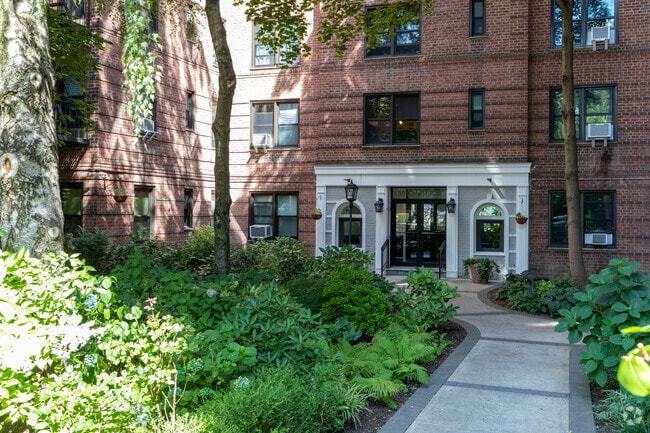 Building Photo - 3840 Greystone Ave