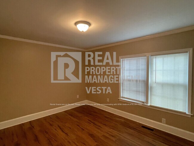 Foto del edificio - Surprisingly Spacious Four Bedroom Home in...