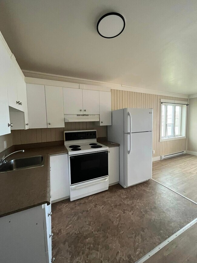 Building Photo - 894 Rue Principale