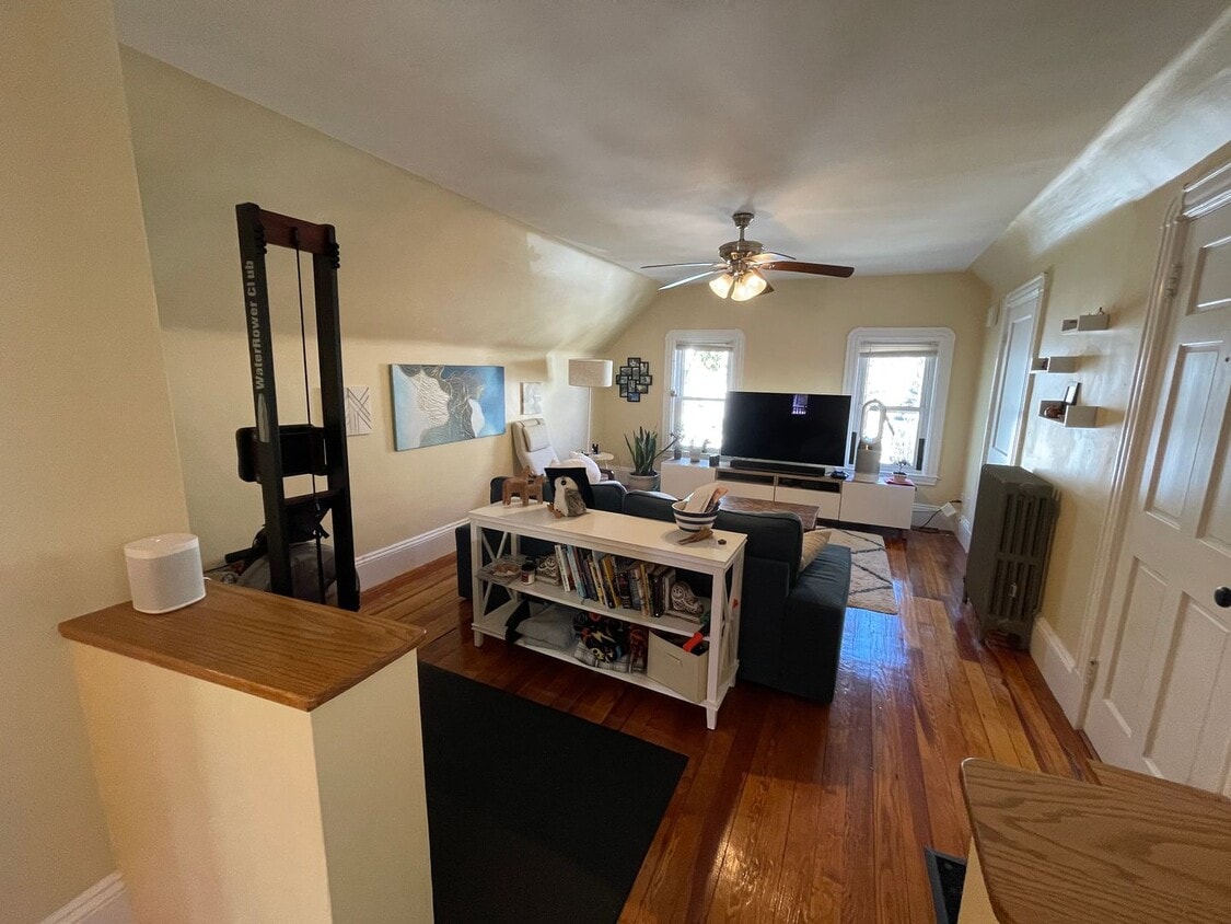 2 bed/1 bath in Somerville available for a September 1st move-in - 2 bed/1 bath in Somerville available for a September 1st move-in