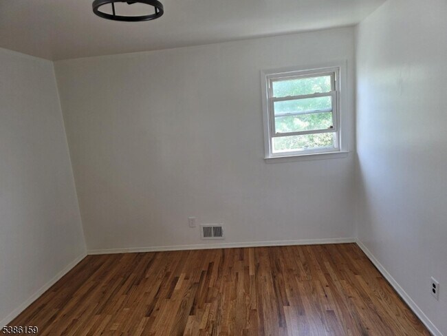 Foto del edificio - 1209 Commerce Ave