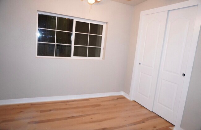 Foto del edificio - 897 E 3rd St