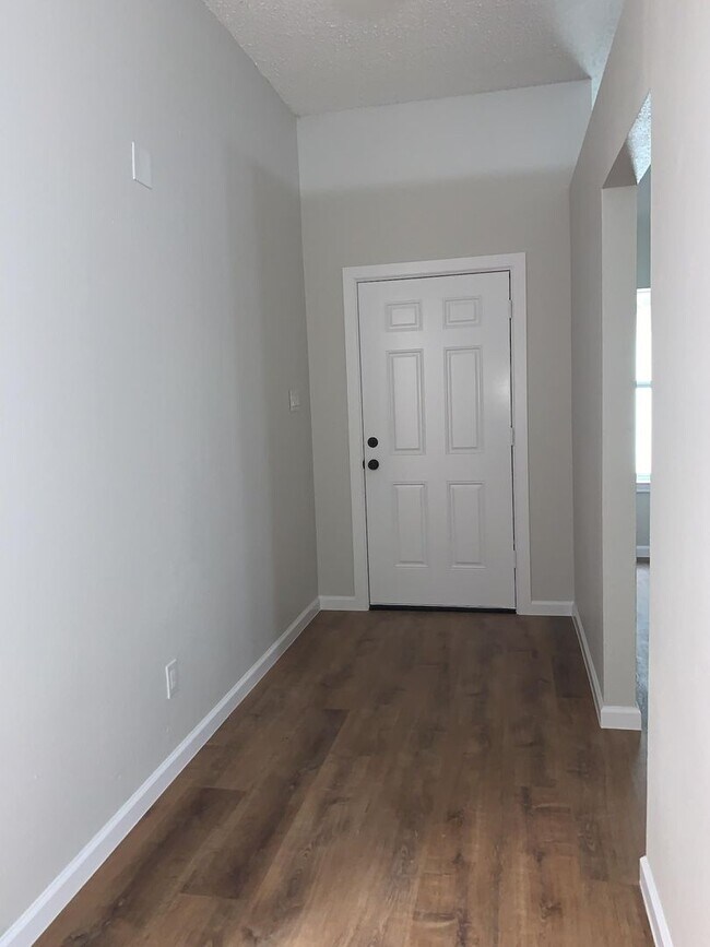 Foto del edificio - Gorgeously Updated 3 Bedroom 2 Bathroom Ho...