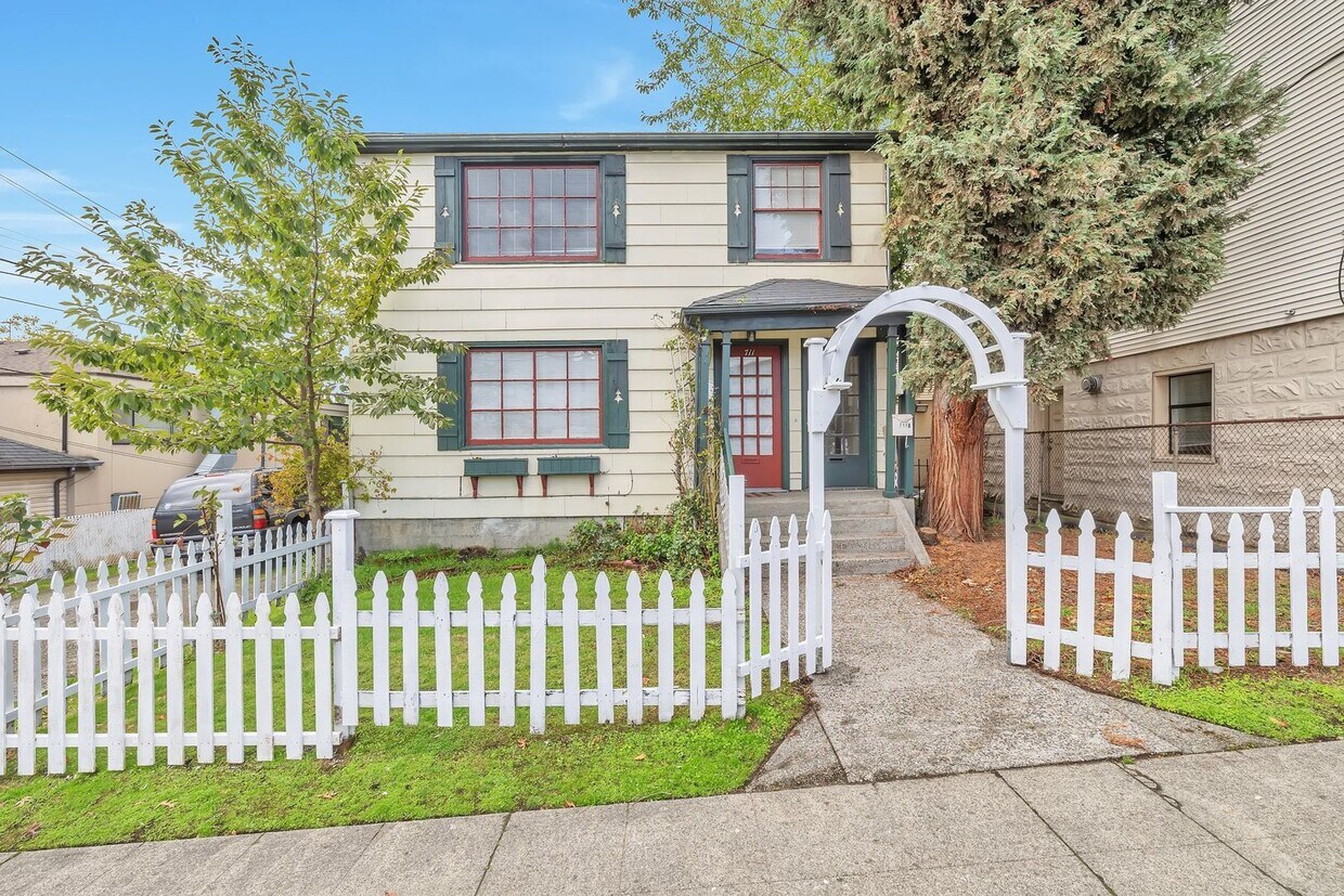 Foto principal - 711 4th Ave North
