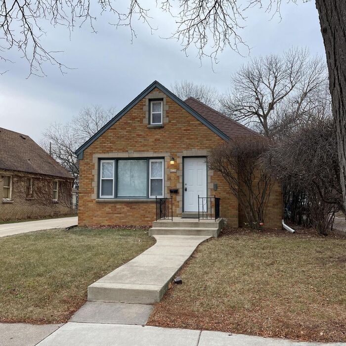 Foto principal - Beautiful 4 bedroom Brick Cape Cod Home