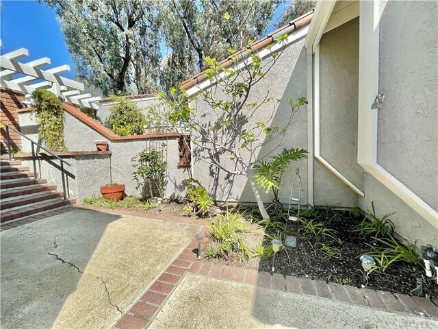 Building Photo - 37 Rocky Knoll