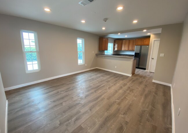 Foto del edificio - 5317-5319 West Falls VIew Dr.