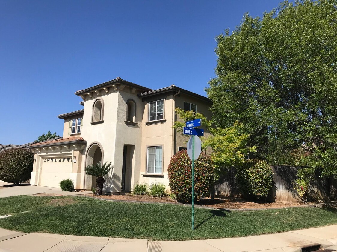 Foto del edificio - Beautiful 4/2.5 with Loft, in Lincoln