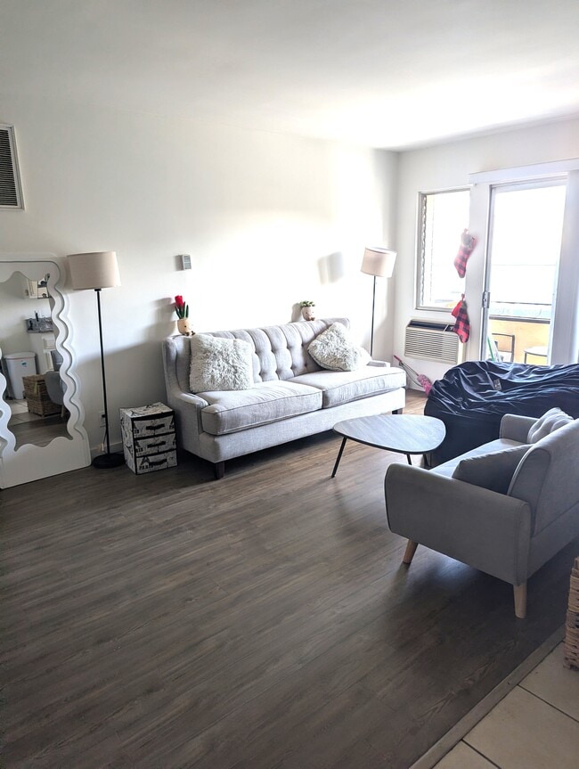 Building Photo - 1533 Hi Point St