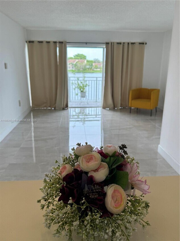 Foto principal - 9363 Fontainebleau Blvd
