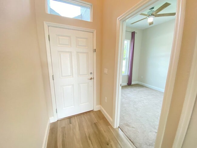 Building Photo - 3B/3B, modern gourmet kitchen, water views...