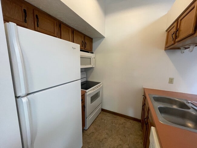 Kitchen - Leslie Manor Apartments