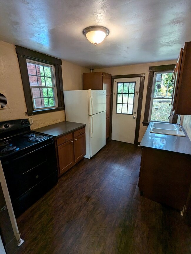 Building Photo - 2 Bedroom 1 Bathroom Single Family Home (P...