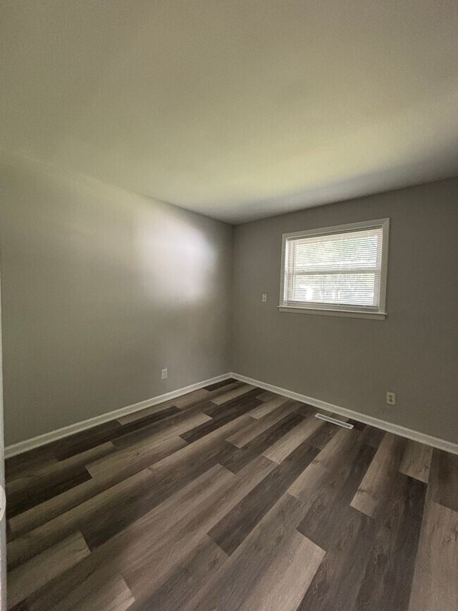 Foto del edificio - 3-Bedroom Ranch with New Floors, Backyard,...