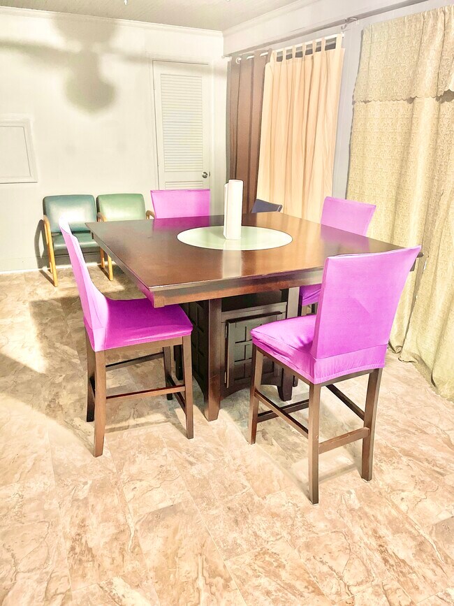 Foto del edificio - 1503 Westbury Dr - Furnished House